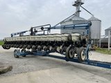 Kinze 3600 16/32 with seed tender wagon